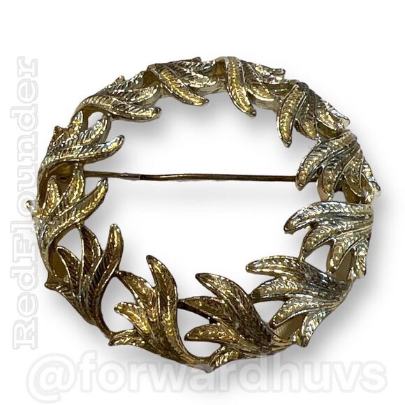 Brass-Toned Wreath Shaped Brooch - Vintage Nostalgia - Picture 3 of 11